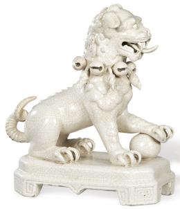 Lote 1045
León Foo siguiendo modelos chinos en porcelana esmaltada y craquelada en blanco de la primera época de Algora.
España, años 50-60