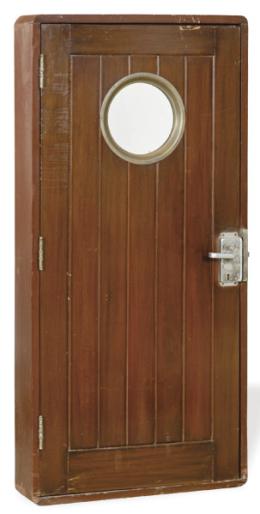 Lote 1051
Puerta de barco con ojo de buey en madera tallada h. 1960-70.