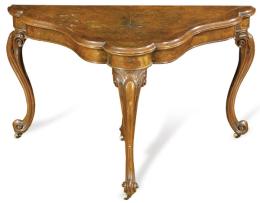 Lote 1061
Mesa de juego William IV en madera de nogal, con tapa abatible con forma polilobulada, sobre patas cabriolé talladas.
Inglaterra, principios S. XIX