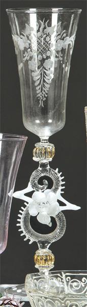 Lote 1065
Copa de cristal de Murano soplado al aire incoloro con copa tallada a la rueda con motivos florales.