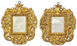Lote 1072
Pareja de marcos de espejo de perfil irregular con profusa decoración en madera tallada y dorada, rematados por aves coronadas.
España, S. XVII