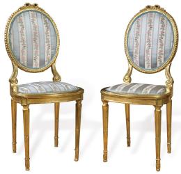 Lote 1081
Pareja de sillas Napoleón III, estilo Luis XVI en madera tallada, torneada y dorada, con tapicería de seda de época posterior.
Francia, finales S. XIX