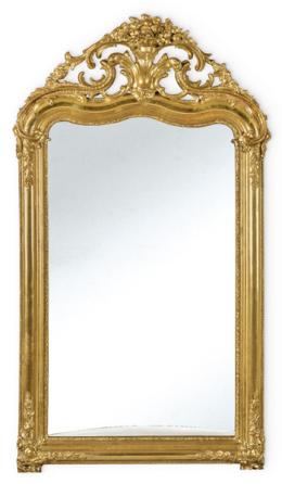 Lote 1084
Marco de espejo isabelino estilo Luis XV en madera tallada, y estuco dorado.
España, segunda mitad S. XIX