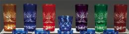 Lote 1091
Juego de seis vasos de cristal de Bohemia tallado esmaltados en diversos colores.
