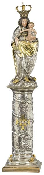 Lote 1138
Virgen del Pilar de plata dorada y en su color y policromada con inscripciónd e autoría y fecha