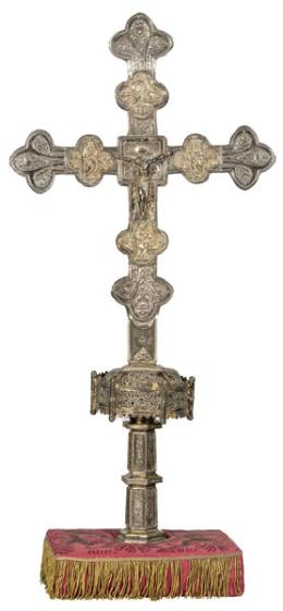 Lote 1139
Cruz procesional de plata española en su color y parcialmente sobredorada h. 1700.
