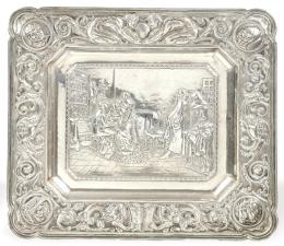 Lote 1169
"Testamento de Miguel de Cervantes", bandeja rectangular de plata repujada y cincelada, España ff. S. XIX.