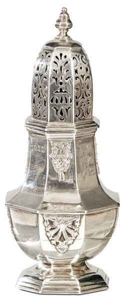 Lote 1176
Azucarero de plata inglesa regalo de la familia real británica al Rey Alfonso XIII, punzonado Ley Sterling de Robert Frederick Fox, Londres 1910.