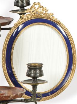 Lote 1179
Portaretratos oval de mesa, estilo Luís XVI en bronce dorado y esmalte azul cobalto, Francia ff. S. XIX.
