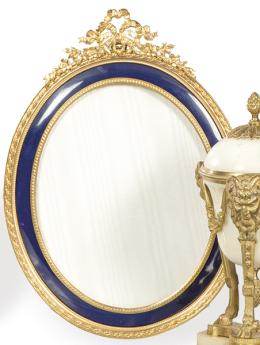 Lote 1179-A
Portaretratos ovales de bronce dorado y esmalte