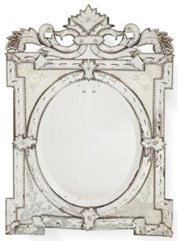 Lote 1185
Espejo rectangular de perfil recortado en vidrio de Murano, con decoración grabada y crestería recortada con forma de hojas.
Italia, Venecia, S. XX