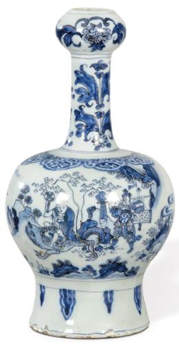 Lote 1198
Botella o tulipanero en cerámica pintada en tonos azules y vidriada con estaño de Delft, con decoración de escenas orientales.
Holanda, principios S. XVIII