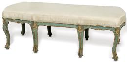 Lote 1202
Banqueta rococó en madera tallada, pintada en azul y parcialmente dorada, con tapicería de seda blanca de época posterior. Italia, tercer tercio S. XVIII