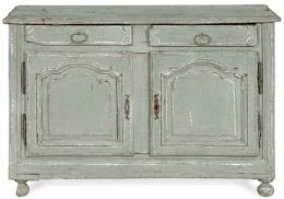 Lote 1218
Aparador provenzal en madera de roble tallado y pintado de azul, con dos cajones cortos sobre dos puertas abatibles.
Francia, finales S. XVIII