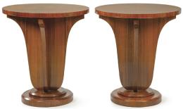 Lote 1234
Pareja de mesas auxiliares art decó con tapa y plataforma circular, con pedestal de maderas recortadas en nogal.
Francia, años 30