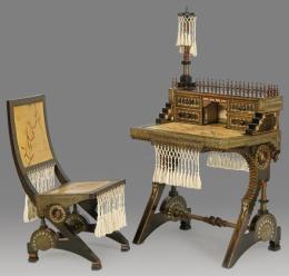 Lote 1236
Carlo Bugatti (1856-1940)
Conjunto de mesa de escritorio y silla. Madera, madera ebonizada, tapizado en pergamino, cobre repujado, detalles en peltre y hueso.