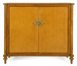 Lote 1242
Jules Leleu (1883 - 1961)
Cabinet en madera satinada con decoración de "parquet", con dos puertas abatibles flanqueadas por columnas y patas torneadas. Con escudo de cerradura embutido en latón y niquel. Firmado en el interior.