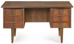 Lote 1245
Mesa escritorio en madera de palisandro, con tapa rectangular con tres cajones a cada lado con tirador en madera y librería en la parte trasera. Dinamarca, años 60
