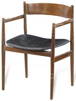 Lote 1246
Gianfranco Frattini (Italia, 1926-2004), para Cassina
Silla con brazos modelo "107p", con respaldo en madera curvada, asiento acolchado forrado de piel negra. 
Italia, años 60