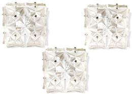 Lote 1270
Conjunto de tres lámparas de techo cuadrangulares formadas por cristales prensados de Murano.
Italia, años 70