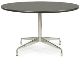 Lote 1292
Mesa de comedor redonda, siguiendo el modelo Segmented que diseñaron Charles & Ray Eames para Vitra.