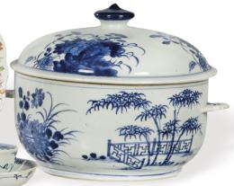 Lote 1329
Sopera esférica de porcelana de Compañía de Indias azul y blanco, Dinastía Qing, época de Qianlong (1736-95)