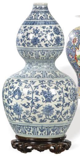 Lote 1331
Jarrón doble calabaza de porcelana china azul y blanco, Dinastía Qing S. XIX.
