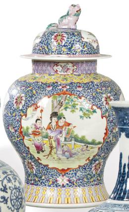 Lote 1332
Tibor de porcelana china con esmaltes polícromos S. XX.