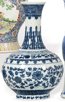 Lote 1333
Jarrón de cuello largo de porcelana china azul y blanco, siguiendo modelos de la Dinastía yuan, con marca apócrifa de sello de Qianlong S. XX.