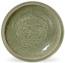 Lote 1340
Gran plato de gres porcelánico con vidriado celadón y decoración incisa, S. XX.