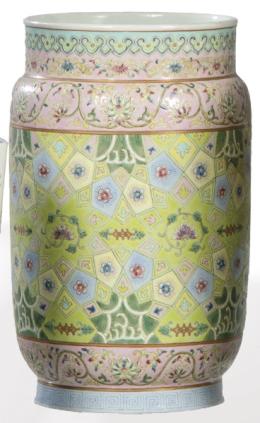 Lote 1349
Jarrón chino de porcelana con esmaltes polícromos Dinastía Qing S. XIX