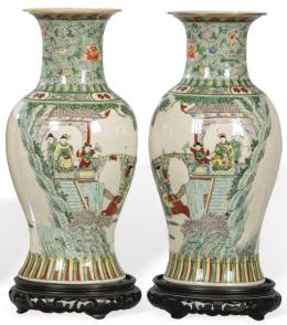 Lote 1350
Pareja de jarrones de porcelana china con vidriado craquelado y esmaltes de la Familia Verde, primer tercio S. XX.