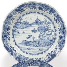 Lote 1351
Plato de porcelana de Compañía de Indias azul y blanco, Dinastía Qing, época de Qianlong (1736-95)