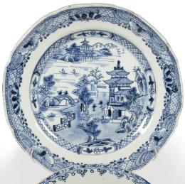 Lote 1352
Plato de porcelana de Compañía de Indias azul y blanco, Dinastía Qing, época de Qianlong (1736-95)