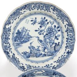 Lote 1353
Plato de porcelana de Compañía de Indias azul y blanco, Dinastía Qing época de Qianlong (1736-95)