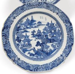 Lote 1354
Plato de borde ondulado de porcelana de Compañía de Indias azul y blanco, Dinastía Qing, época de Qianlong (1736-95)