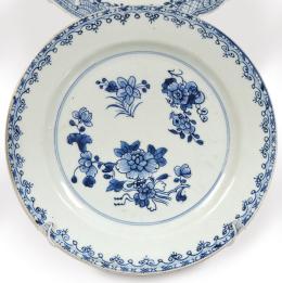 Lote 1355
Plato de de porcelana de Compañía de Indias azul y blanco, Dinastía Qing, época de Qianlong (1736-95)
