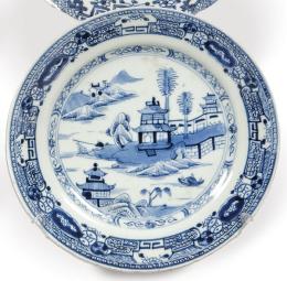 Lote 1356
Plato de porcelana de Compañía de Indias azul y blanco, Dinastía Qing, época de Qianlong (1736-95)