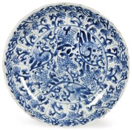 Lote 1357
Plato con alero ondulado de porcelana china azul y blanco Dinastía Qing, época de Kangxi (1668-1722)