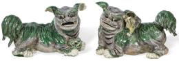 Lote 1359
Pareja de perros de Foo de porcelana china con esmaltes de la Familia Verde, Dinastía Qing S. XIX.