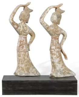 Lote 1379
Pareja de bailarinas de terracota gris con engobe blanco, Dinastía Tang (618-907 d. C.).