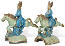 Lote 1380
Pareja de tejas de cerámica vidriada en tonos azules, China, Dinastía Ming (1368 y 1644).