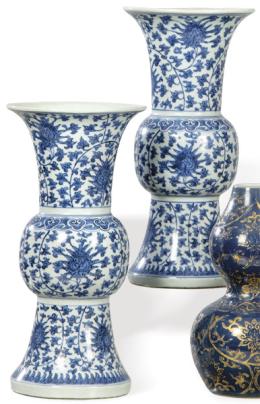 Lote 1382
Pareja de jarrones tipo Zun en porcelana china azul y blanco, Dinastía Qing ff. S. XIX pp. S. XX.