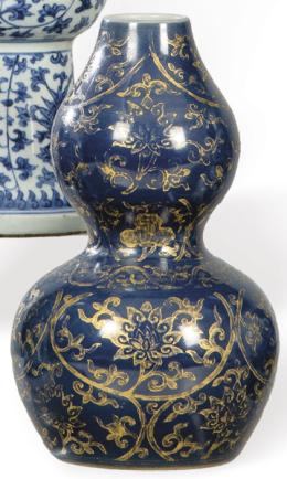 Lote 1383
Jarrón de doble calabaza de porcelana china azul cobalto con decoración dorada, Dinastía Qing S. XIX.