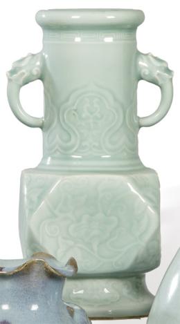 Lote 1387
Jarrón de porcelana china con vidriado celadón y decoración en relieve de flores, S. XX.