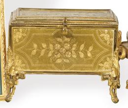 Lote 1405
Caja joyero de latón dorado con decoración floral incisa, Francia pp. S. XX.