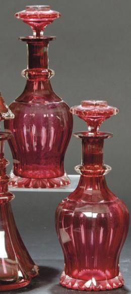 Lote 1408
Pareja de licoreras de cristal de Bohemia tallado y esmaltado en rojo.