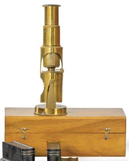Lote 1410
Microscópio de campo modelo "tambor" de latón, Inglaterra S. XIX.
