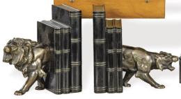 Lote 1411
Pareja de sujetalibros de bronce con sendos leones sobre libros.