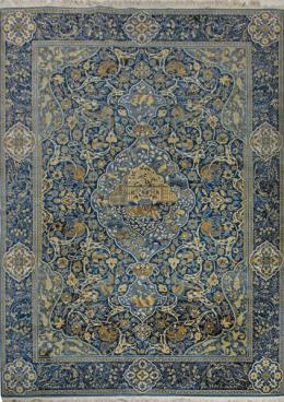 Lote 1416
Alfombra persa en lana con campo azul y decoraciones en beis y blanco.